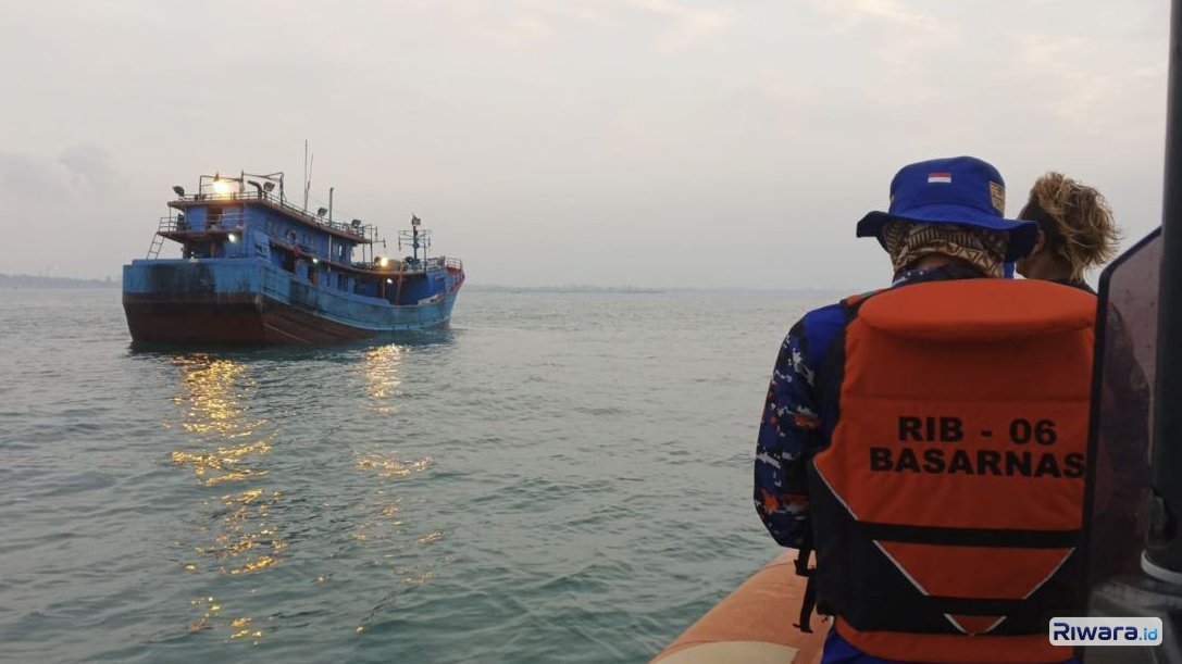 Rescuer Basarnas merapat dengan perahu karet ke Kapal Mina Karunia Abadi untuk mengevakuasi jenazah kapten kapal tersebut